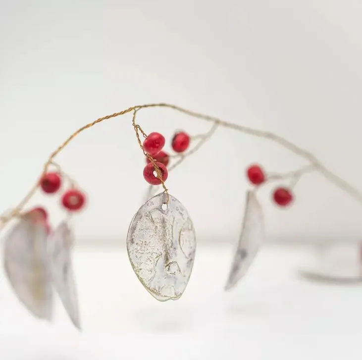 White Leaves Garland with Red Wooden Berries